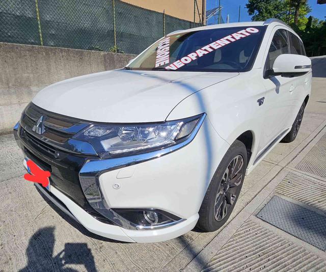 Mitsubishi Outlander 2.0 MIVEC 4WD PHEV Instyle GANCIO TRAINO - foto 4 di 4