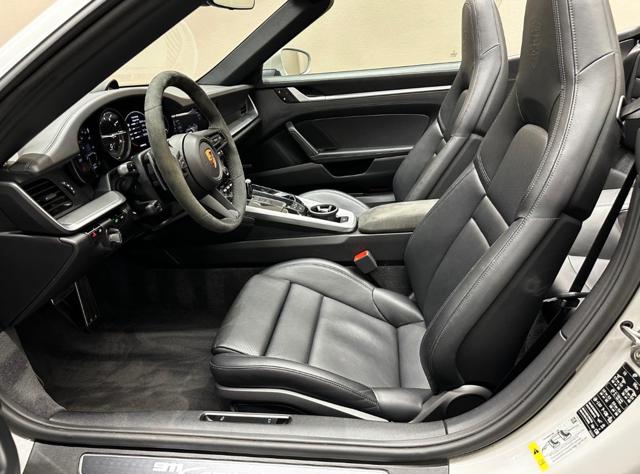 Porsche 992 911 Carrera 4S Cabriolet - foto 4 di 4