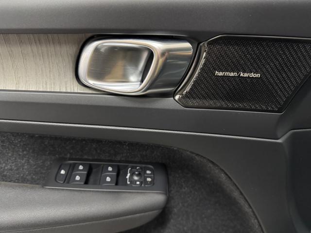 Volvo XC40 D4 AWD Geartronic Inscription +21"+TETTO - foto 3 di 4