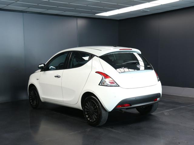 Lancia Ypsilon 1.0 FireFly 5 porte S&S Hybrid Ecochic Silver - foto 3 di 4