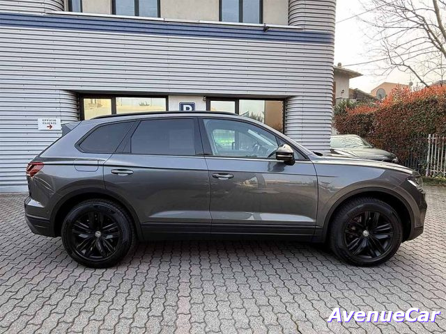 Volkswagen Touareg 3.0 tdi Black Style tiptronic TELECAMERA CARPLAY usato a MONZA