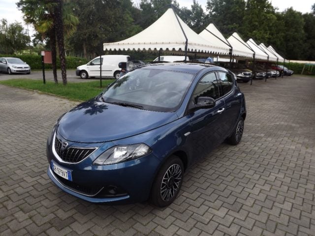Lancia Ypsilon 1.0 FireFly 5 porte S&S Hybrid Gold, del 2024, 19.197 km, in vendita a Masserano (BI)