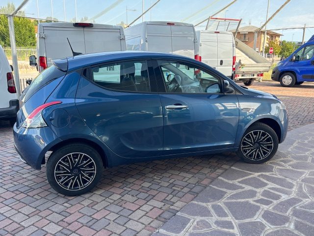 Lancia Ypsilon 1.0 FireFly 5 porte S&S Hybrid Silver Plus - foto 4 di 4