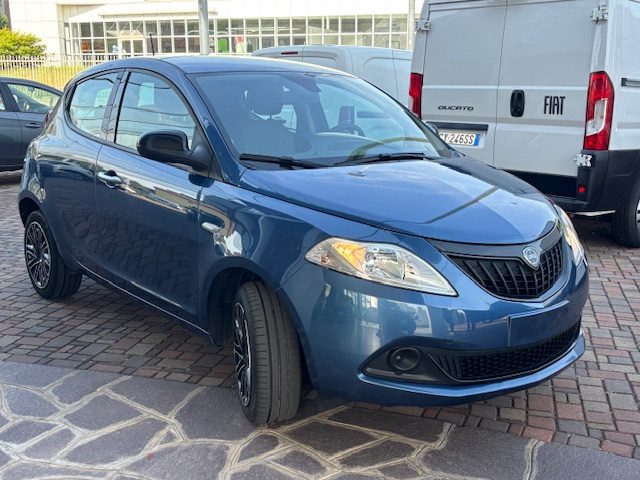 Lancia Ypsilon 1.0 FireFly 5 porte S&S Hybrid Silver Plus - foto 3 di 4