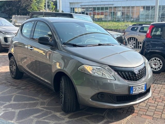 Lancia Ypsilon 1.0 FireFly 5 porte S&S Hybrid Silver Plus - foto 3 di 14