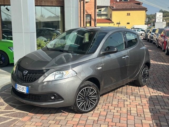Lancia Ypsilon 1.0 FireFly 5 porte S&S Hybrid Silver Plus, del 2023, 33.000 km, in vendita a Guarene (CN)