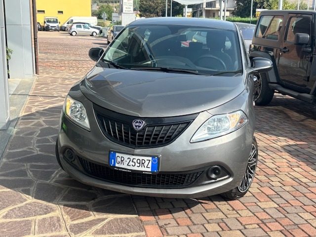Lancia Ypsilon 1.0 FireFly 5 porte S&S Hybrid Silver Plus - foto 2 di 14