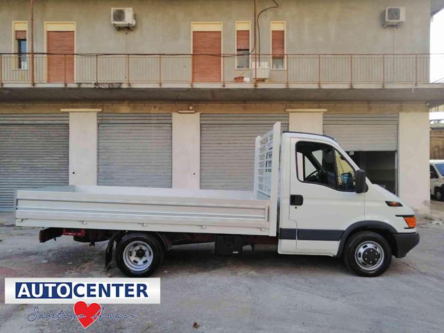 Iveco Daily 29L10 2.3 Hpi TDI PM Cabinato, del 2004, 430.454 km, in vendita a Brolo (ME)