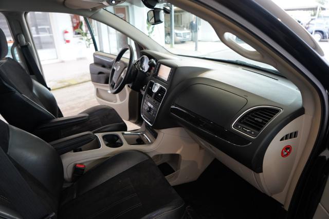 Lancia Voyager 2.8 Turbodiesel Platinum 177 CV, del 2014, 160.000 km, in vendita a Quartu Sant Elena (CA)