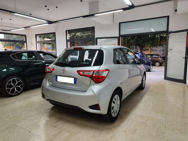 Toyota Yaris 1.0 72 CV 3 porte Cool - foto 4 di 4