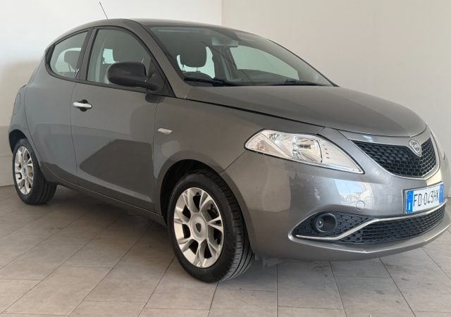 Lancia Ypsilon 1.2 69 CV 5 porte Platinum - foto 3 di 4