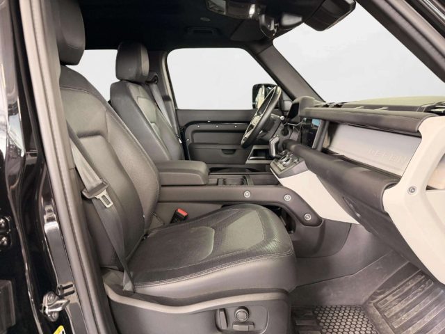 Land Rover Defender 110 3.0D I6 250 CV AWD Auto X-Dynamic SE - foto 3 di 4