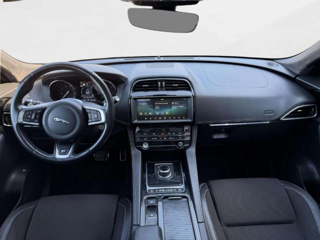 Jaguar F-Pace 2.0 D 180 CV AWD aut. R-Sport - foto 4 di 4