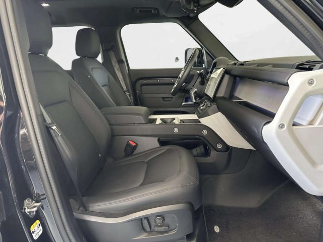 Land Rover Defender 110 3.0D I6 200 CV AWD Auto X-Dynamic SE - foto 3 di 18