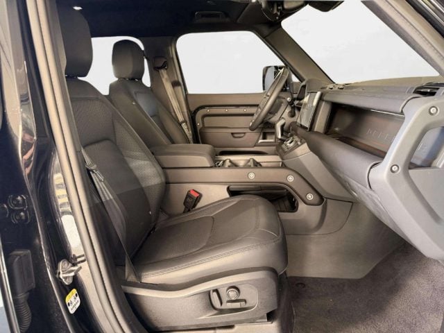 Land Rover Defender 110 3.0D I6 200 CV AWD Auto X-Dynamic SE - foto 3 di 4