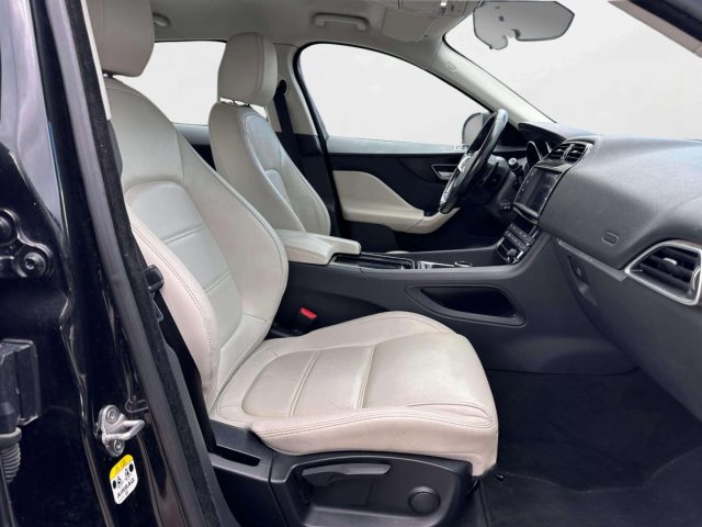 Jaguar F-Pace 2.0 D 180 CV AWD aut. Prestige - foto 3 di 4
