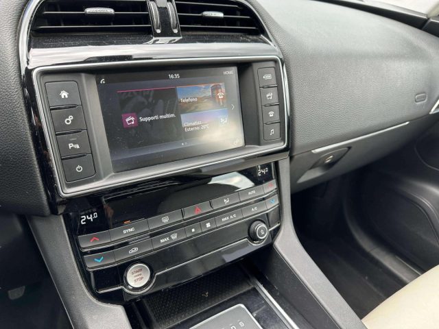 Jaguar F-Pace 2.0 D 180 CV AWD aut. Prestige, del 2018, 237.600 km, in vendita a Monteriggioni (SI)