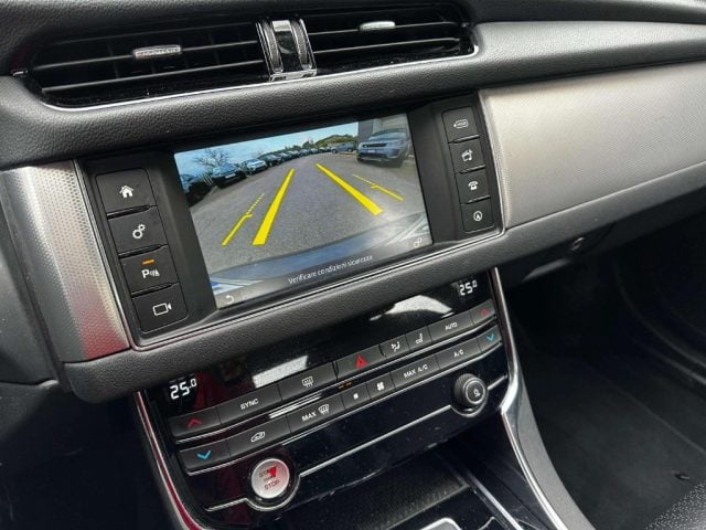 Jaguar XF 2.0 D 180 CV aut. Prestige, del 2017, 96.900 km, in vendita a Monteriggioni (SI)