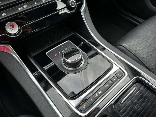 Jaguar XF 2.0 D 180 CV aut. Prestige, del 2017, 96.900 km, in vendita a Monteriggioni (SI)