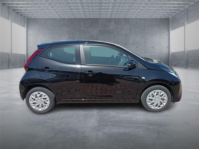 Toyota Aygo 2ª serie Connect 1.0 VVT-i 72 CV 5 porte x-cool - foto 4 di 4