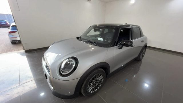 MINI Mini 5 Porte Cooper C Favoured, del 2025, 15.600 km, in vendita a Dolo (VE)