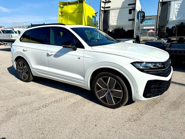 Volkswagen Touareg R 3.0 V6 TSI eHybrid 462 CV usato a VEDELAGO