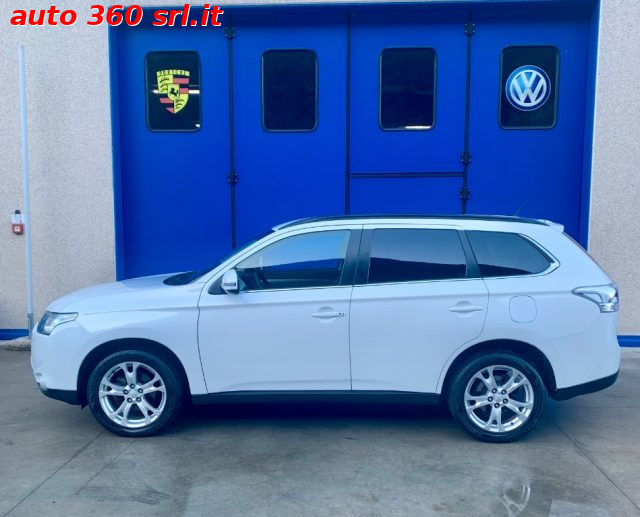 Mitsubishi Outlander 2.2 DI-D 4WD AUT. 7p. DISTRIBUZIONE NUOVA - foto 2 di 4