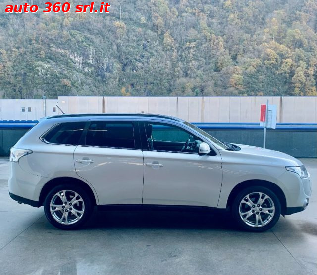 Mitsubishi Outlander 2.2 DI-D 4WD AUT. 7p. DISTRIBUZIONE NUOVA - foto 4 di 4
