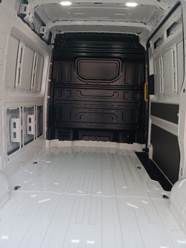 Volkswagen Crafter 30 2.0 TDI 140CV PM-TA Furgone, del 2024, 23.000 km, in vendita a Parma (PR)