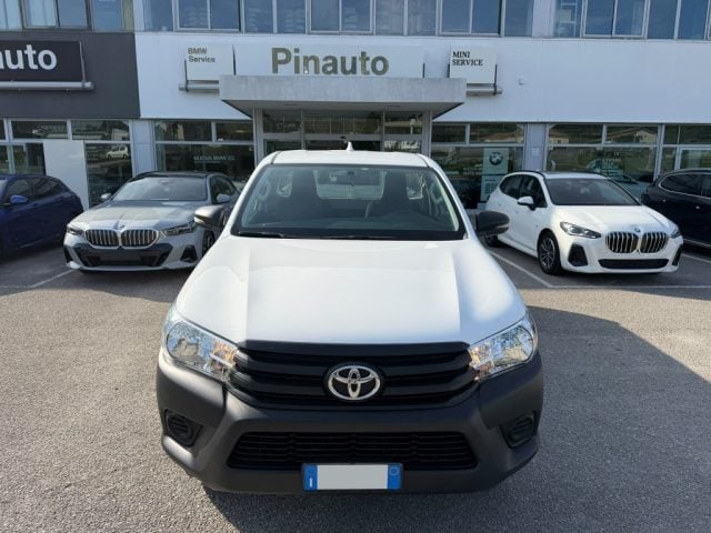 Toyota Hilux 2.4 D-4D 4WD 2 porte Single Cab Comfort, del 2023, 54.300 km, in vendita a Ceppaloni (BN)