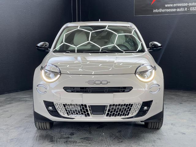 Fiat 600 Hybrid 110 CV DCT MHEV La Prima - foto 2 di 4