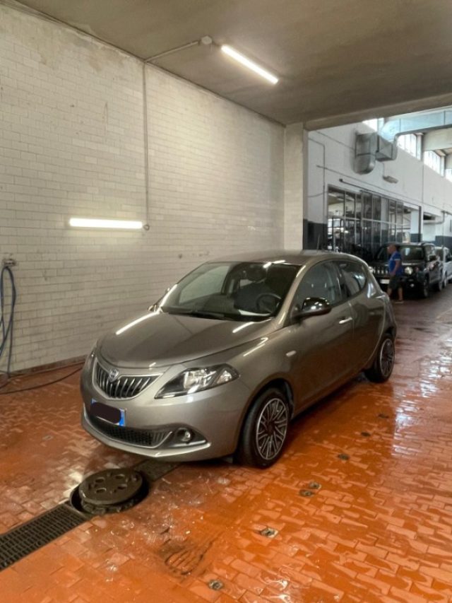 Lancia Ypsilon 1.0 FireFly 5 porte S&S Hybrid Gold usato a CASTEGGIO