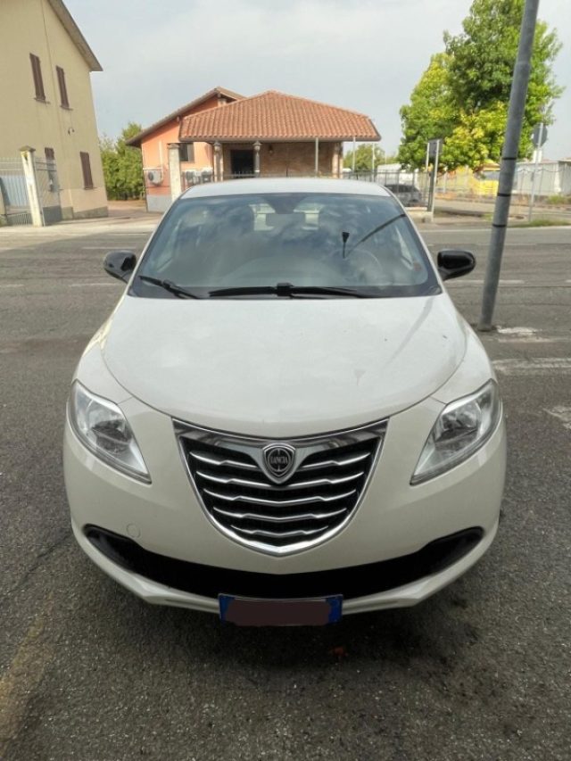 Lancia Ypsilon 1.2 69 CV 5 porte Silver - foto 3 di 4