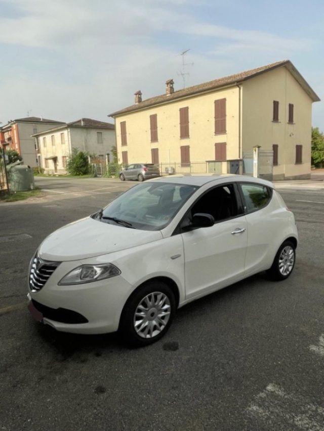 Lancia Ypsilon 1.2 69 CV 5 porte Silver usato a CASTEGGIO