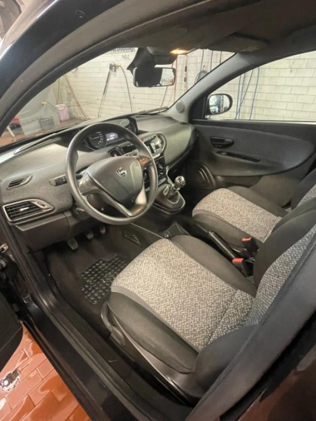 Lancia Ypsilon 1.0 FireFly 5 porte S&S Hybrid Silver Plus - foto 2 di 4