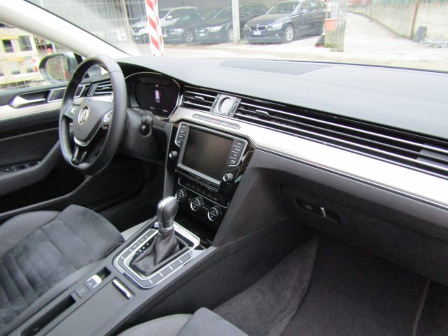 Volkswagen Passat Variant 2.0 TDi SCR Executive 4Motion DSG 4x4 140.000 KM usato a LECCO