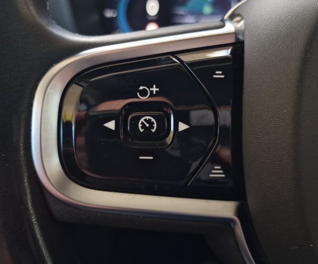 Volvo XC60 B4 (d) AWD automatico Plus Dark, del 2023, 107.378 km, in vendita a Bassano Del Grappa (VI)