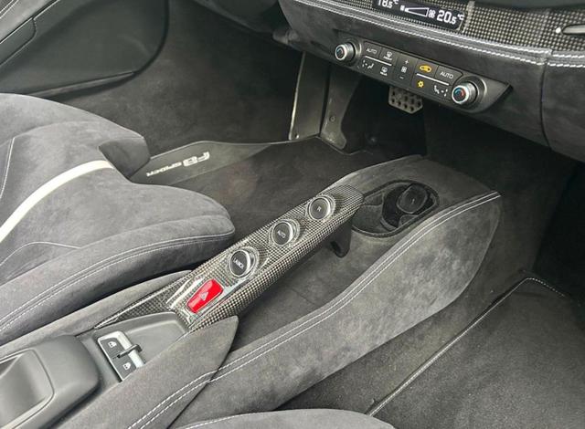 Ferrari F8 Spider "SPEDIZIONE SU RICHIESTA IN TUTTO IL MONDO" usato a AGLIANA
