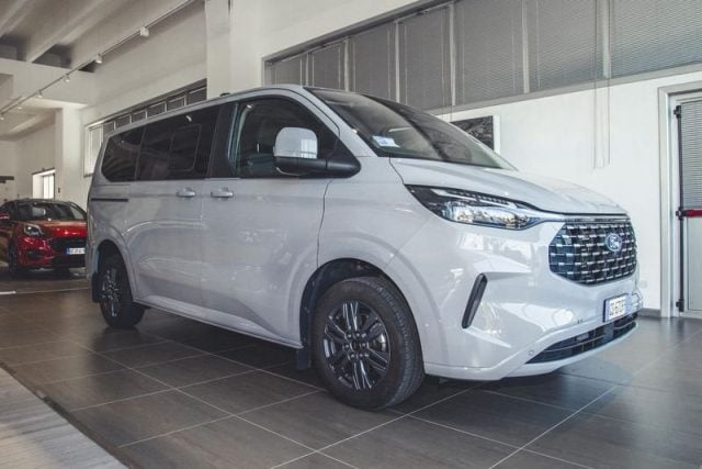 Ford Tourneo Custom Tourneo Custom 320 2.0 EcoBlue 170CV aut. PC Titan - foto 2 di 4