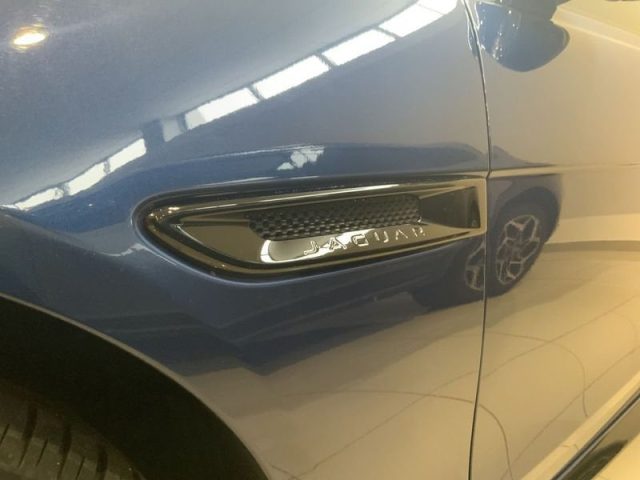 Jaguar XE XE 2.0d i4 mhev R-Dynamic Black awd 204cv auto - foto 4 di 4