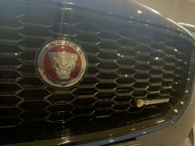 Jaguar XE XE 2.0d i4 mhev R-Dynamic Black awd 204cv auto - foto 3 di 4