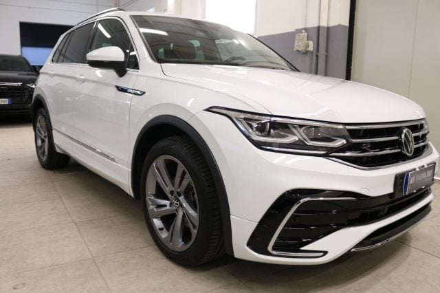 Volkswagen Tiguan 1.5 TSI 150 CV DSG ACT R-Line, del 2020, 30.900 km, in vendita a Parma (PR)
