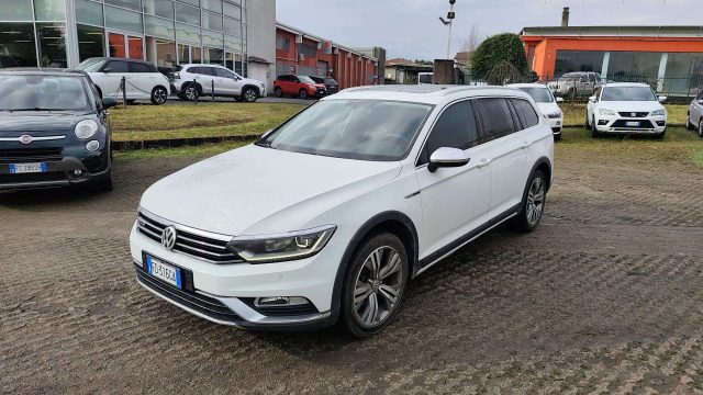 Volkswagen Passat Alltrack 2.0 tdi 4motion 190cv DSG molto bella GANCIO TRAIN usato a MONTORFANO