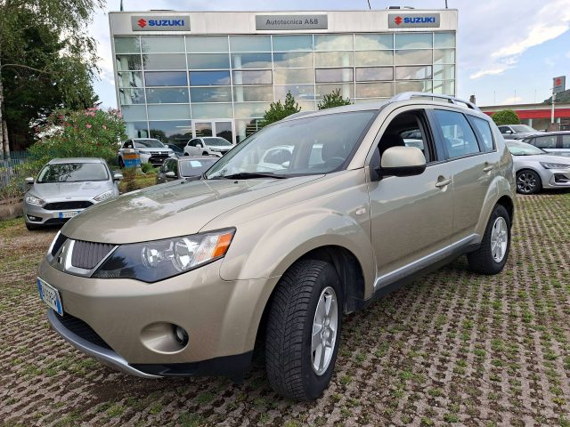 Mitsubishi Outlander 2.0 di-d Instyle UNICO PROPRIETARIO ottime condizi usato a MONTORFANO