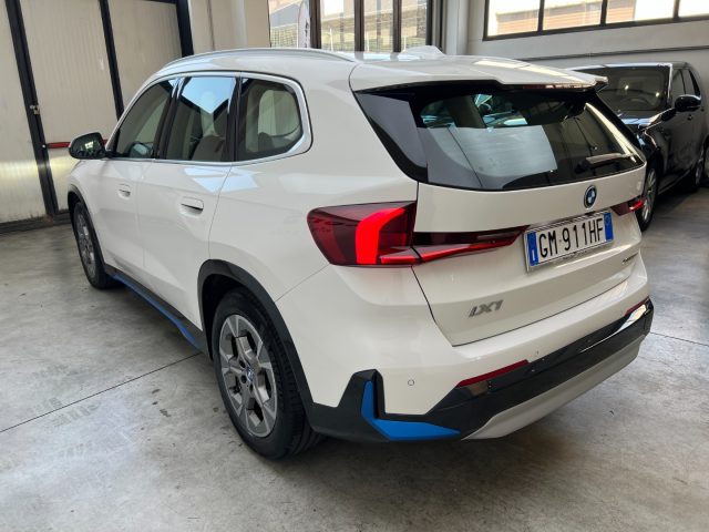 BMW iX1 xDrive 30 - foto 3 di 4