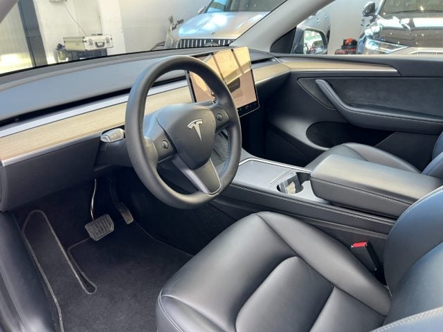 Tesla Model Y Long Range AWD - foto 4 di 4