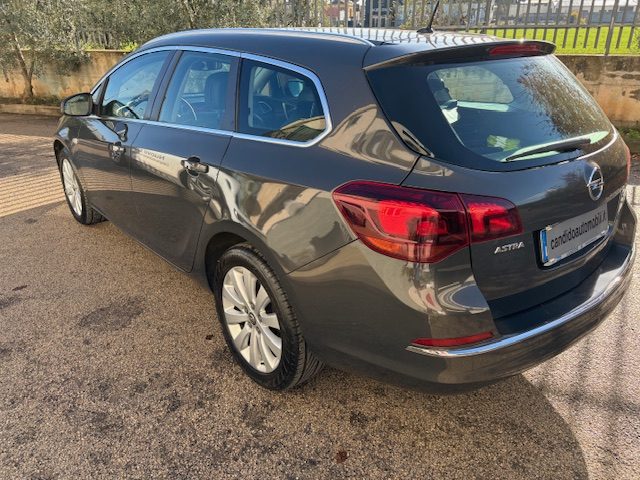 Opel Astra 1.7 CDTI 130CV Sports Tourer Cosmo, del 2014, 189.000 km, in vendita a San Severo (FG)