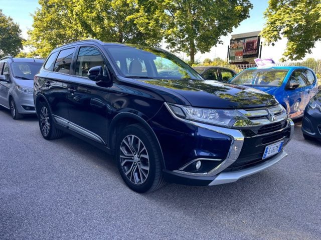 Mitsubishi Outlander 2.2 DI-D 4WD Instyle Plus Navi 7 POSTI - foto 2 di 4
