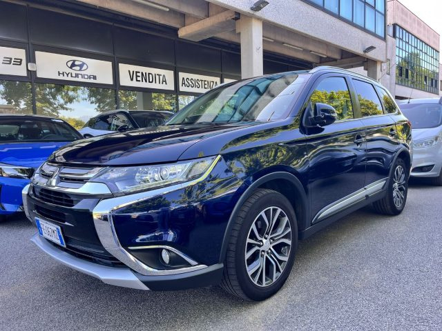 Mitsubishi Outlander 2.2 DI-D 4WD Instyle Plus Navi 7 POSTI usato a ARCORE