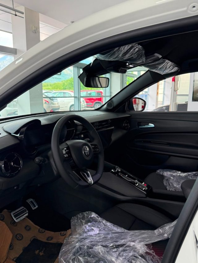 Alfa Romeo Junior 1.2 145 CV Hybrid eDCT6 - foto 4 di 4